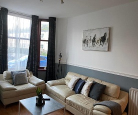 Spacious Flat in Scotstoun West End