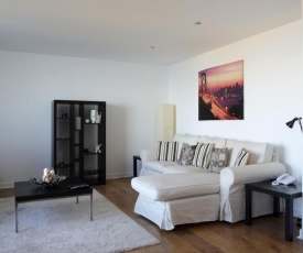 Modern Apartment in Leith with Sea Views!
