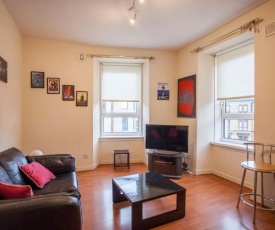 Elevated 2 Bedroom Flat in Perfect Location