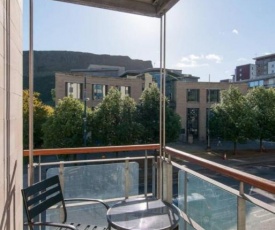 379 Luxury 3 bedroom city centre apartment with private parking and lovely views over Arthur's seat