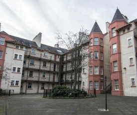419 Luminous 2 bedroom apartment in the heart of Edinburgh's Old Town