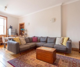 Spacious Traditional 3 Bedroom Flat in New Town
