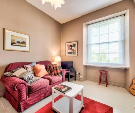 ALTIDO Charming Flat by Royal Mile with Garden and View