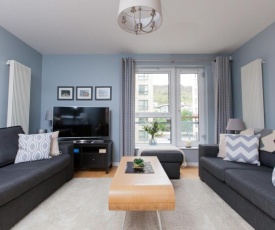 Stylish Royal Mile Apartment with Parking!