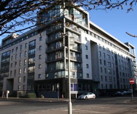 "KQ GLASGOW" a CLYDE VIEW SELF CATERING APARTMENT