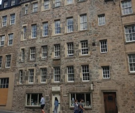 Canongate - Spacious and historic 2 bed flat on Royal Mile
