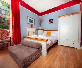 Charming Old Town Apartment by Holyrood Palace