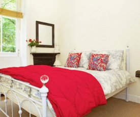 Cosy Haven with free WiFi and PS3 - Half a Mile from Holyrood Palace and Arthur Seat!