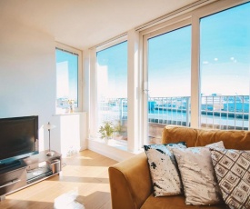 Queens Apartments - City Centre, Free Private Parking, Sea View, Balcony