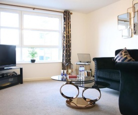 ''Kings Lodge'' - Modern apartments in City Centre with Free Private Parking