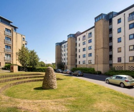 Hawkhill 8 - Modern Edinburgh Apartment with Secure Parking